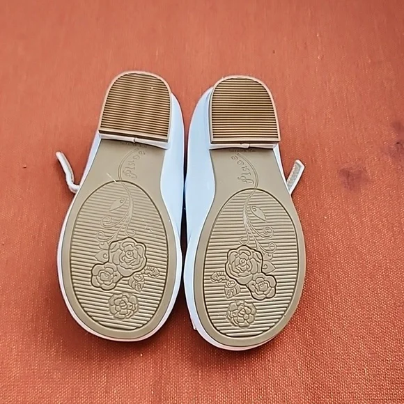 Children's Place Girls White Dress Shoe - Picture 5 of 6